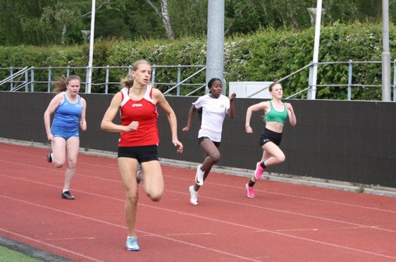 jenter løper 100 meter sprint på Nordisk skoleidrettsstevne