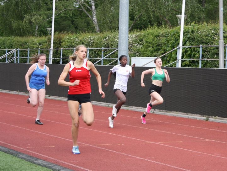 jenter løper 100 meter sprint på Nordisk skoleidrettsstevne