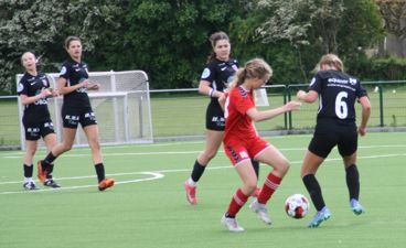 jenter spiller fotball i Nordisk skoleidrettsstevne