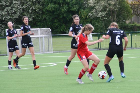 jenter spiller fotball i Nordisk skoleidrettsstevne