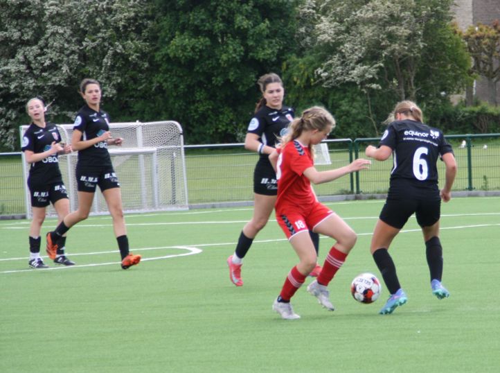 jenter spiller fotball i Nordisk skoleidrettsstevne