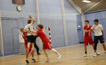 gutter spiller håndball i Nordisk skoleidrettsstevne