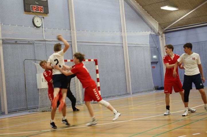gutter spiller håndball i Nordisk skoleidrettsstevne